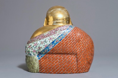 Une figure de Bouddha en porcelaine de Chine famille rose et dorure, 19/20&egrave;me